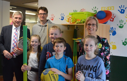 VR-Bank spendet Sportgeräte für Maria-Frieden-Schule