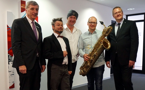 Freuen sich auf die Reihe Klassik für Kids (v.r.): Georg Kremerskothen (VR-Bank), Dr. Matthias Schröder (Pindakaas Saxophon Quartett), die Schauspieler Marcell Kaiser und Frank Dukowski sowie Thomas Borgert (VR-Bank).